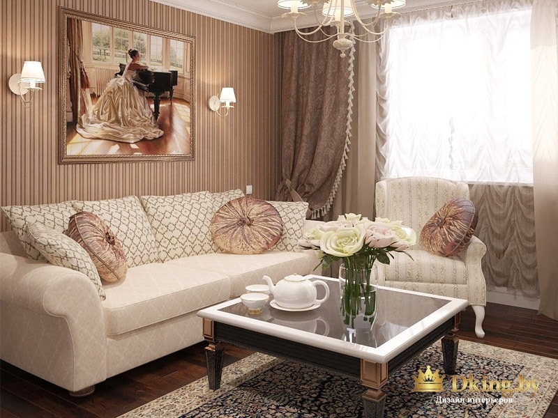 гостиная в классическом стиле: светлая мягкая мебель с круглыми подушками, бежевые обои в узкую полоску.