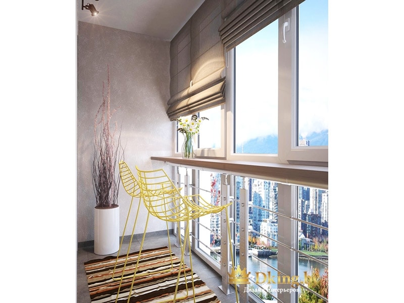 балкон оборудован для отдыха: на окнах римские шторы, вместо подоконника - столешница, два желтых барных пластиковых решетчатых стула