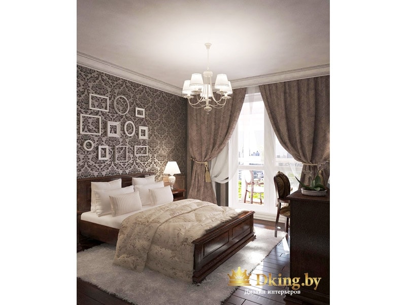 спальня: мебель из темного дерева, акцентная стена у изголовья оклеена темно-серыми обоями с классическим узором и декорирована рамками для фото разной формы белого цвета