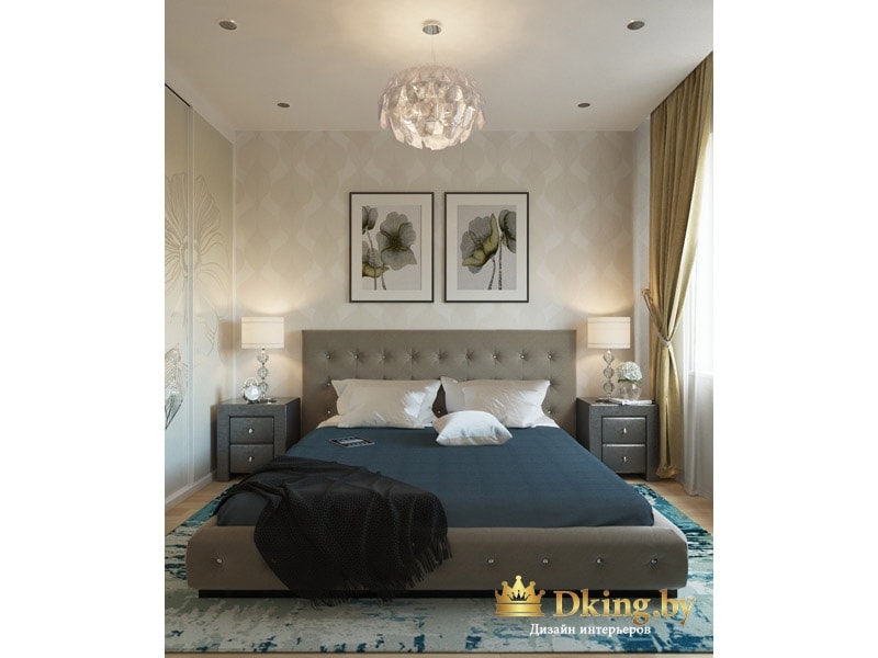 кожаная кровать в спальне: на потолке споты и люстра, спальня выдержана в серо-бежевых тонах, акцентный цвет - синий