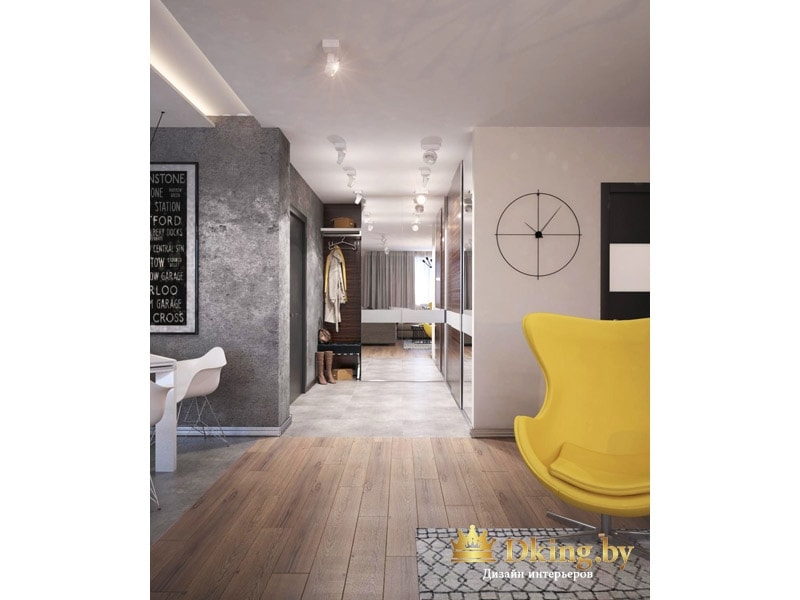 серая стена с грифельной доской, желтое дизайнерское кресло как контрастный акцент, пол комбинированный ламинат и серый керамогранит в зоне прихожей и кухни