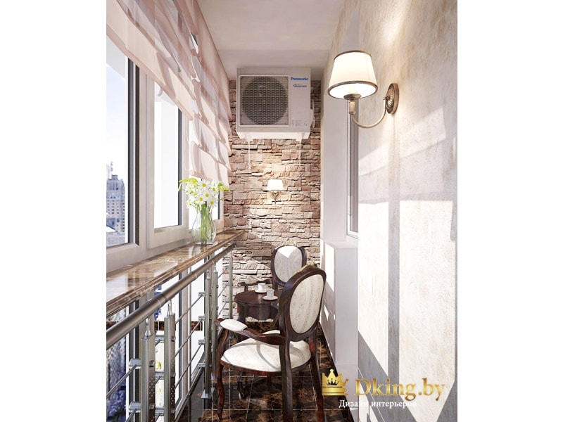 балкон: классические стулья, кофейный столик, бра с абажуром