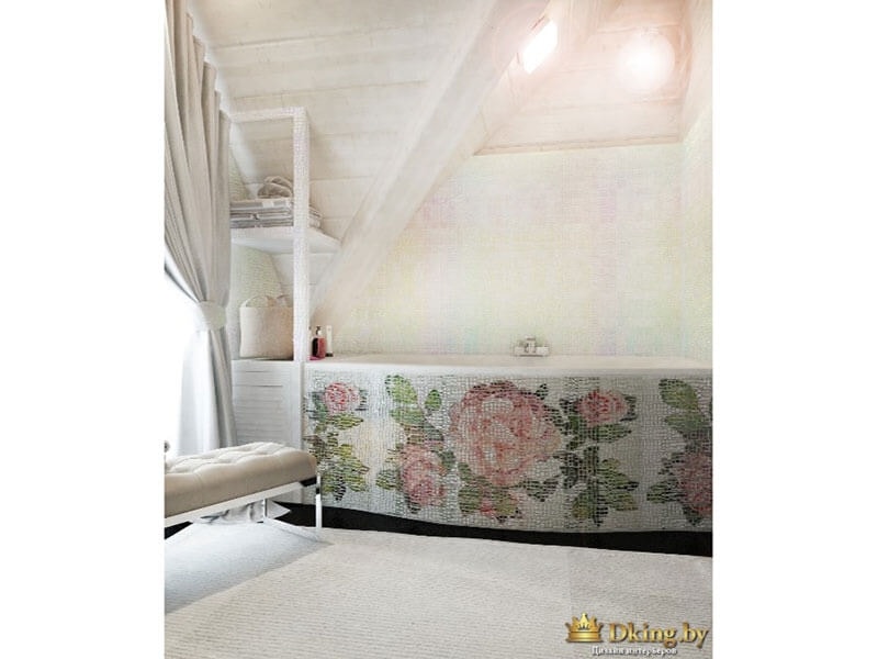 мозаичный экран для ванный с рисунком розы в пастельных тонах. ванная комната белая. стены деревянные. на полу коврик