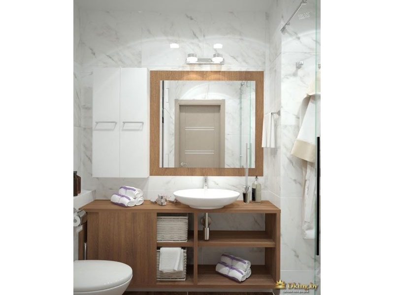 белая ванная с деревянной мебелью. зеркало в деревянной раме. умывальник подвесной