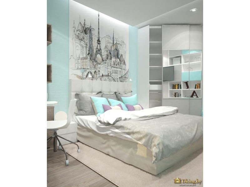 спальня в серо-голубых тонах: серые текстиль, нежно-голубая стена а подушки, за мягким изголовьем кровати - черно-белая фотопечать с изображением Парижа