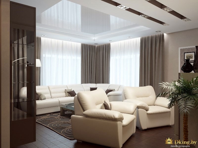гостиная с кожаным диваном и кожаными белыми креслами. на окнах просто текстиль в пол бежевого и белого цветов