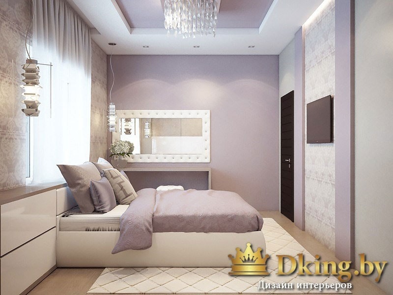 спальня: стены нежно-сиреневого цвета, кровать стоит изголовьем к окну. потолок сиреневого и белого цветов