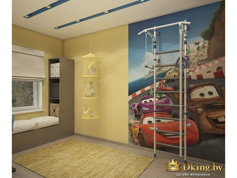 фотообои Тачки в детской комнате в сочетании со стенами приглушенного желтого цвета. шведская стенка, место для отдыха вдоль окна
