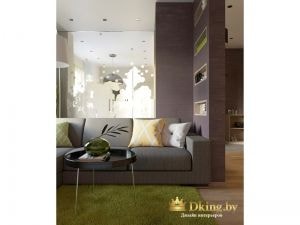 серый диван, ковер-травка в гостиной. перегородка с декоративными нишами. Цвета природные: салатовый травяной, серо-бежевый, цвет дерева