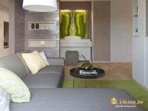 гостиная в современном стиле: пол под натуральное дерево, серый угловой диван, круглый журнальный столик на метличческий ножка, природные мотивы. Акцентный цвет - травяной салатовый, оливковый