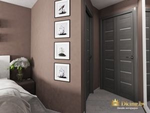 темные двери и серый пол в спальне. декор стены фотографиями в темных рамках с белыми паспарту.