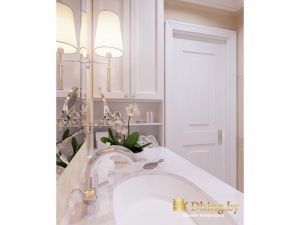 столешница из камня с умывальником, белая дверь в ванной комнате