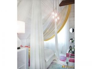легкий текстиль в белой спальне: цвет белый, акценты желтые и цвет фуксия