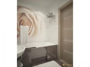 панно из плитки чайная роза как акцентная стена за ванной. экран ванны выложен крупноформатной серой плиткой. пол также серый