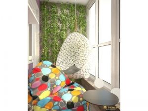 подвесное кресло, зеленая "живая" стена на балконе, цветное кресло-мешок